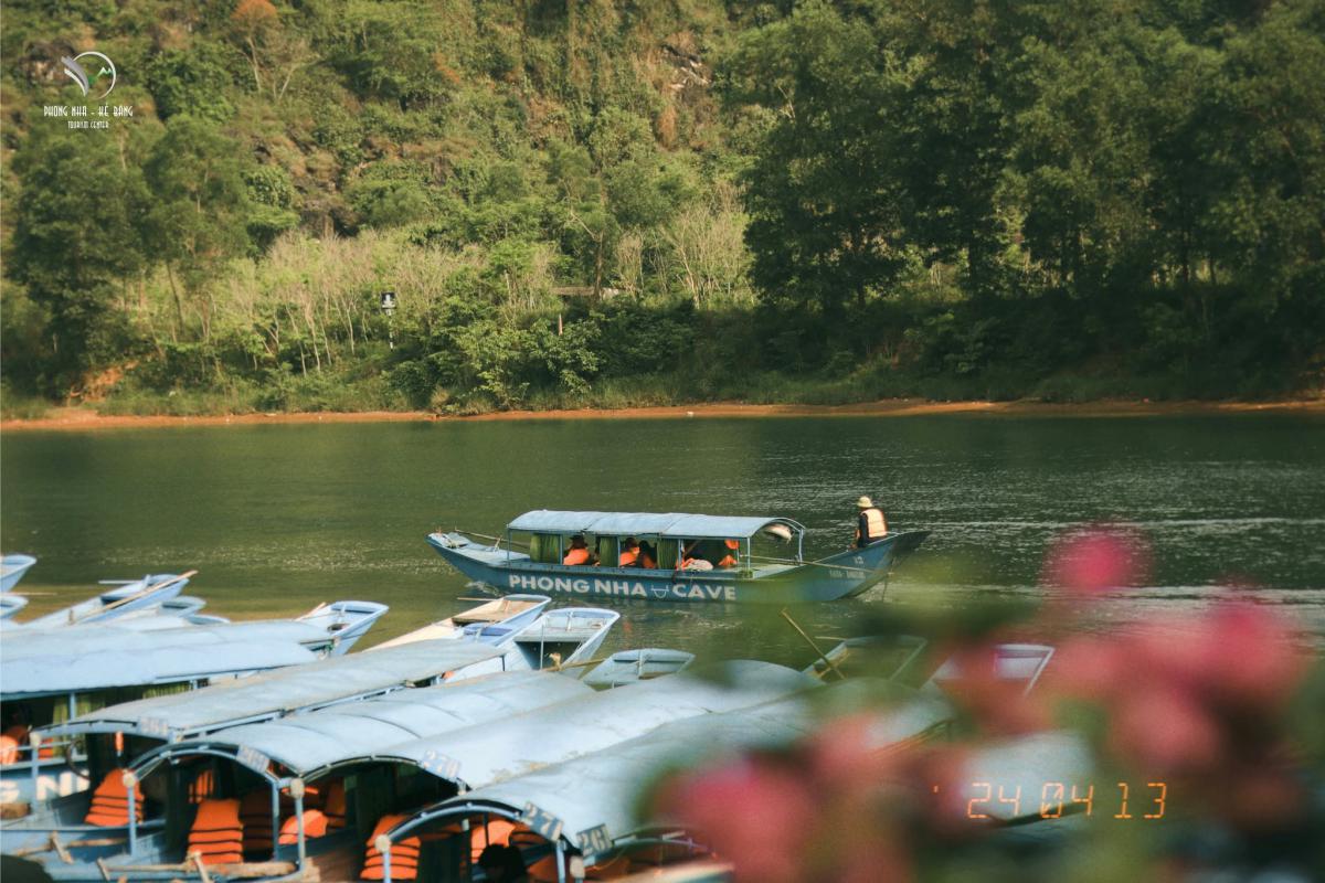 Hành trình khám phá Động Phong Nha bắt đầu bằng chuyến du ngoạn trên dòng sông Son thơ mộng kéo dài khoảng 30 phút. Hành trình khám phá Động Phong Nha bắt đầu bằng chuyến du ngoạn trên dòng sông Son thơ mộng kéo dài khoảng 30 phút.