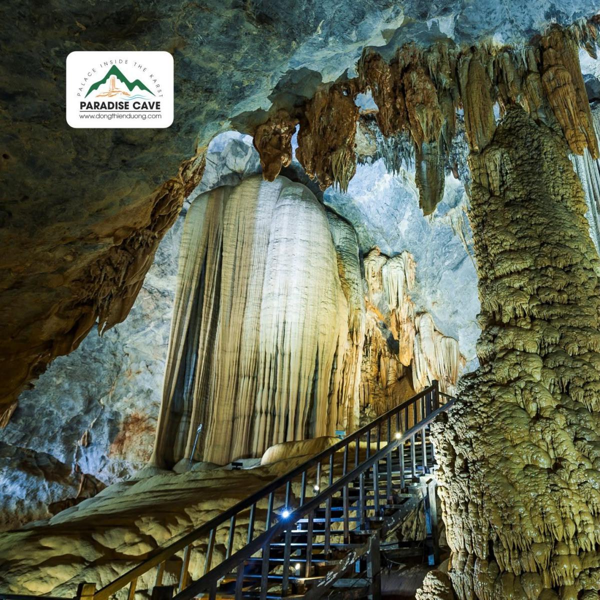 Không gian đồ sộ cùng những khối thạch nhũ kỳ ảo khiến Động Thiên Đường được ví như "Hoàng cung trong lòng đất". Không gian đồ sộ cùng những khối thạch nhũ kỳ ảo khiến Động Thiên Đường được ví như "Hoàng cung trong lòng đất".