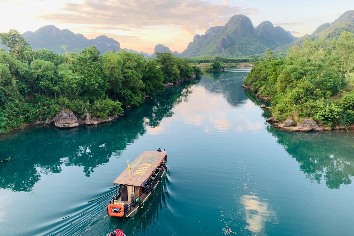 Dòng sông Son xanh ngọc uốn lượn giữa những dãy núi đá vôi hùng vĩ, tạo nên khung cảnh đặc trưng của Phong Nha – Kẻ Bàng. Dòng sông Son xanh ngọc uốn lượn giữa những dãy núi đá vôi hùng vĩ, tạo nên khung cảnh đặc trưng của Phong Nha – Kẻ Bàng.