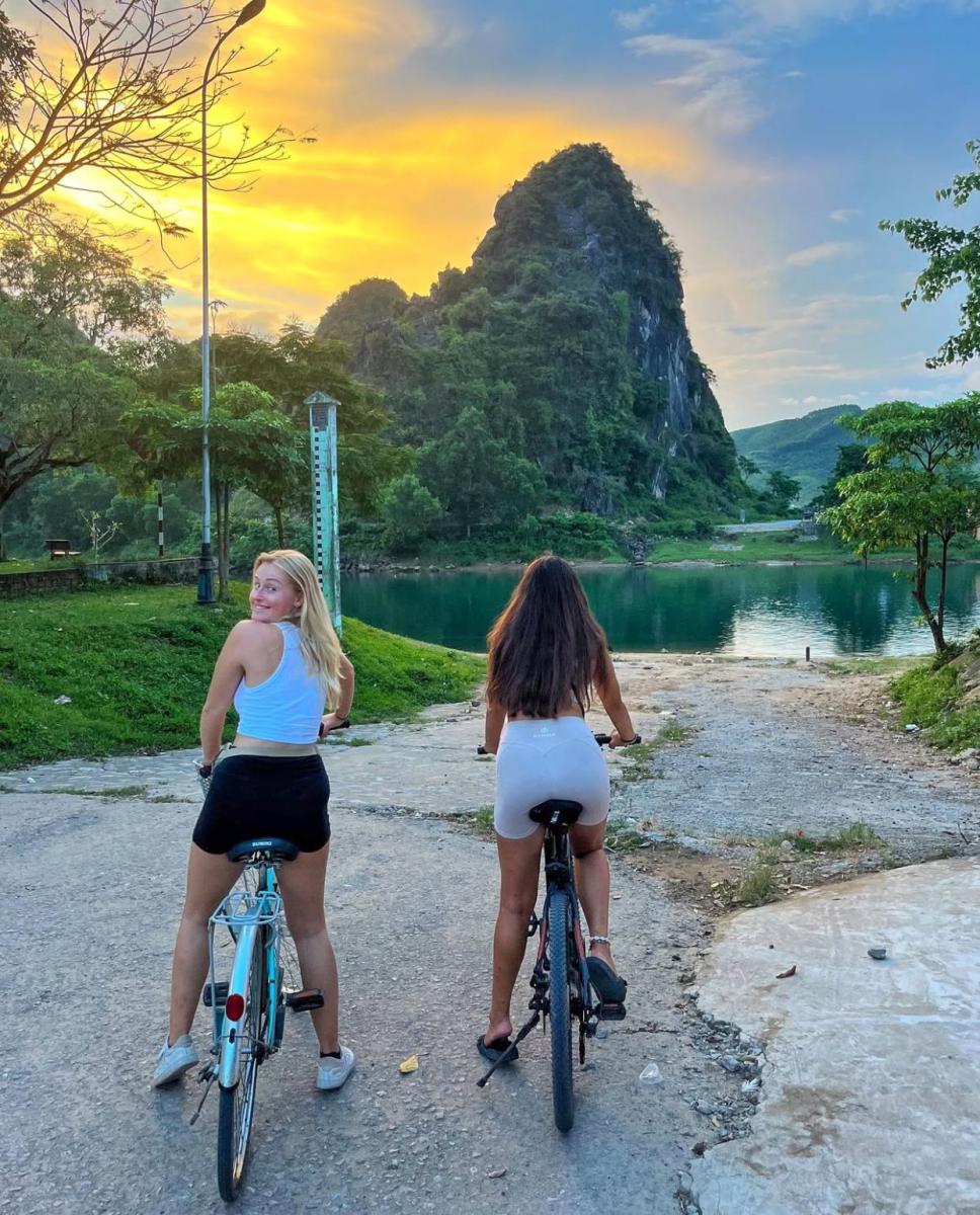 Đạp xe quanh làng quê ven sông Son là trải nghiệm được nhiều du khách quốc tế yêu thích khi lưu trú tại Phong Nha. Đạp xe quanh làng quê ven sông Son là trải nghiệm được nhiều du khách quốc tế yêu thích khi lưu trú tại Phong Nha.