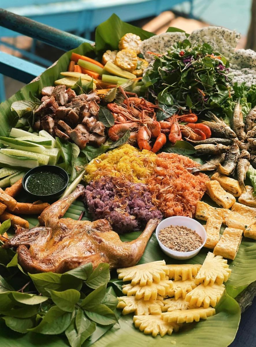 Gà nướng muối cheo và nhiều món đặc sản địa phương là những hương vị không nên bỏ lỡ khi đến Phong Nha. Gà nướng muối cheo và nhiều món đặc sản địa phương là những hương vị không nên bỏ lỡ khi đến Phong Nha.