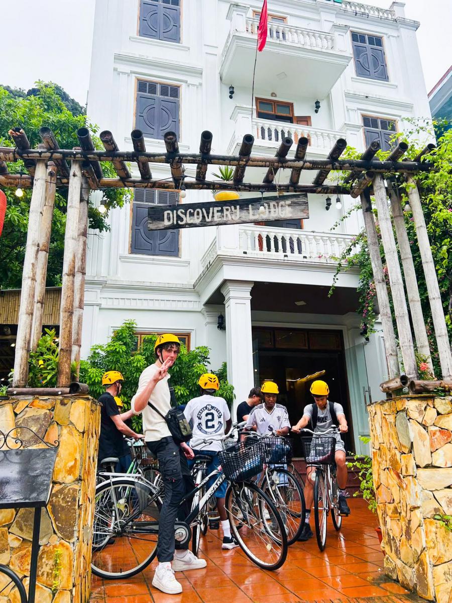 tourists-ride-a-bike tourist ride a bike