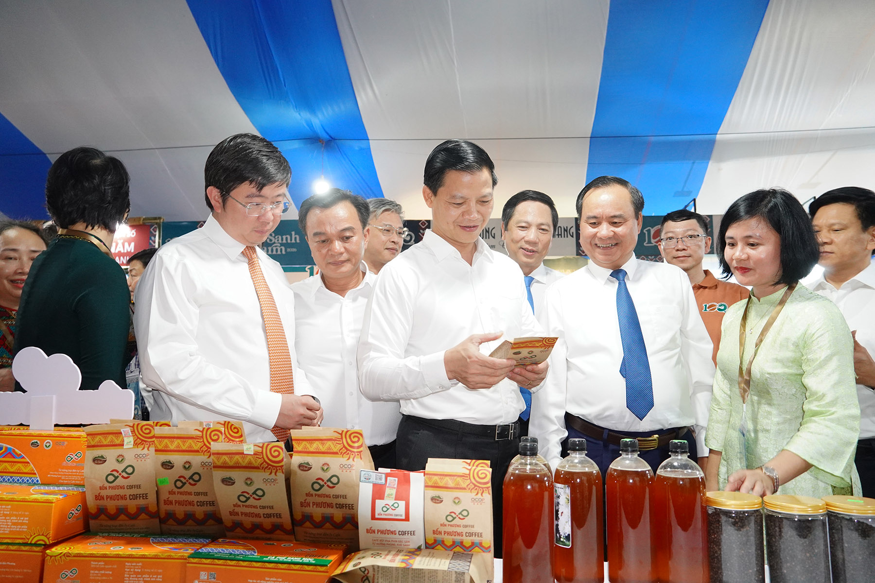 Visitors explore Khe Sanh coffee and local specialty products at the festival