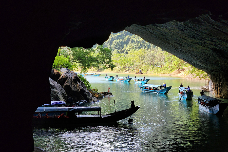 Cửa Động Phong Nha hiện ra giữa những vách núi đá vôi sừng sững, tạo nên khung cảnh đầy ấn tượng trước khi bước vào lòng hang. Cửa Động Phong Nha hiện ra giữa những vách núi đá vôi sừng sững, tạo nên khung cảnh đầy ấn tượng trước khi bước vào lòng hang.