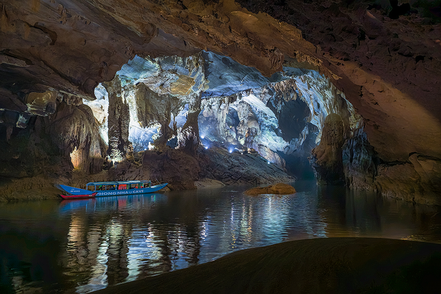 Hệ thống thạch nhũ và sông ngầm bên trong Động Phong Nha được hình thành qua hàng triệu năm kiến tạo địa chất. (Nguồn ảnh: Phong Nha - Kẻ Bàng) Hệ thống thạch nhũ và sông ngầm bên trong Động Phong Nha được hình thành qua hàng triệu năm kiến tạo địa chất. (Nguồn ảnh: Phong Nha - Kẻ Bàng)